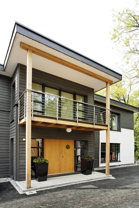 Entrée moderne avec porte bois et fenêtres bois-métal