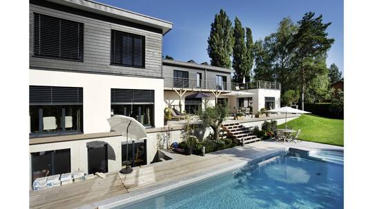 Villa à Corseaux — façade et fenêtres sur mesure